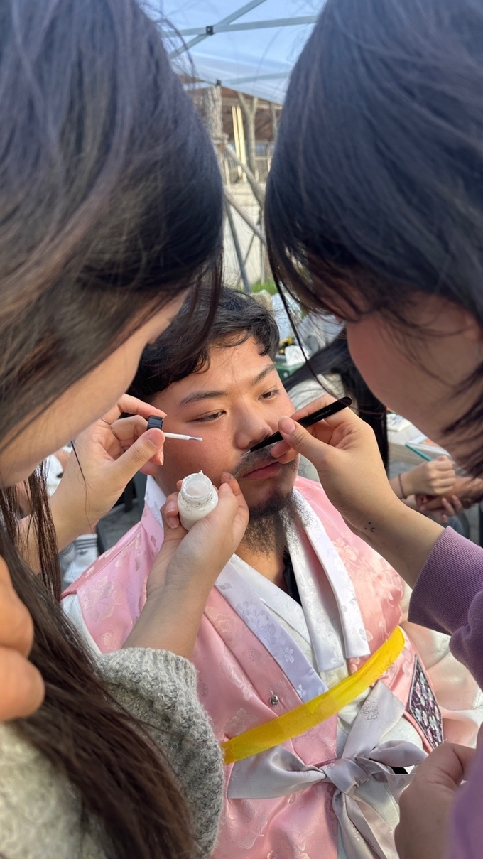 사극분장체험을 하고 있는 대경대 특수분장과 학생. (사진=대경대 제공)