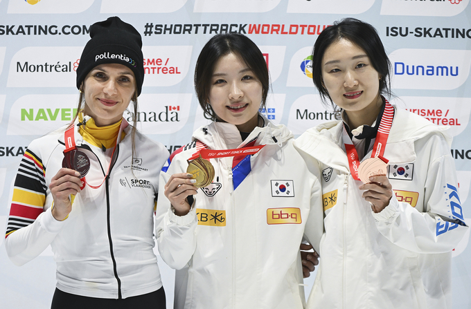 28일(한국시간) 캐나다 몬트리올에서 열린 2024/25 ISU 쇼트트랙 월드투어 1차 대회 여자부 1,500m 결승에서 금메달을 딴 김길리(성남시청)가 최민정(성남시청·동메달) 기념사진을 찍고 있다. (사진=연합뉴스)