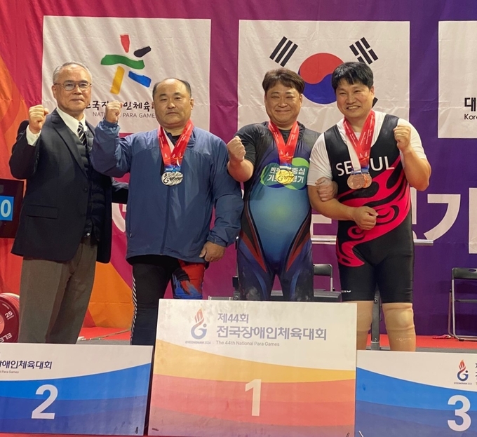 28일 진주시 진주실내체육관에서 진행된 제44회 전국장애인체육대회 역도 남자 88㎏급 벤치프레스종합 OPEN(지체·선수부)에서 나용원(평택시청)이 시상대에서 기념사진을 찍고 있다. 