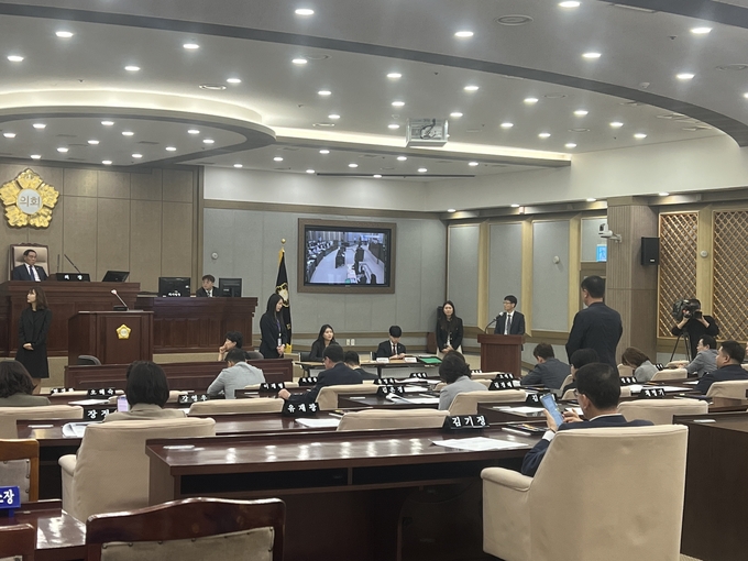 지난 16일 진행된 수원시의회 제387회 임시회 제2차 본회의에서 시의회 의원들이 상임위원장 선출을 위한 투표를 진행하고 있다. (사진=장진 기자)