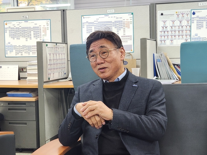 28일 인천시청 기자실에서 고남석 더불어민주당 인천시당위원장이 취임 100일 기념 기자회견을 열고 있다. ( 사진 = 박지현 기자 )