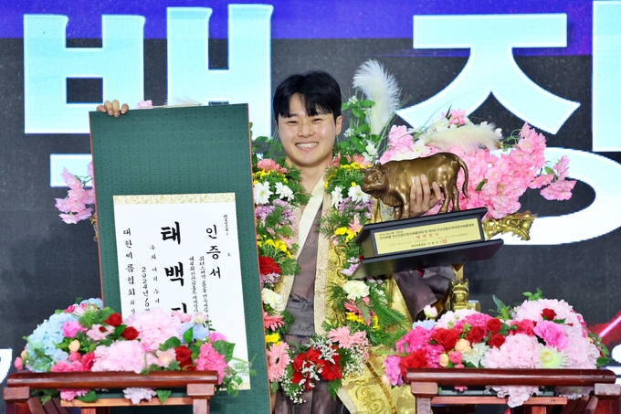 28일 안산시 와동체육관에서 열린 위더스제약 2024 민속씨름 제4회 안산김홍도여자장사씨름대회 태백장사에 등극한 김윤수(용인특례시청)가 장사인증서와 황소트로피를 들고 기념사진을 찍고 있다. (사진=대한씨름협회 제공)