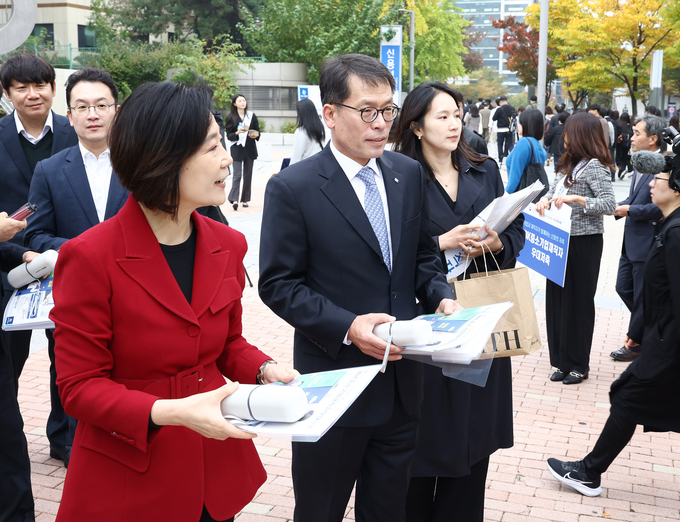 오영주 중소벤처기업부 장관(왼쪽)과 김성태 IBK기업은행장(가운데)이 기업은행 구로동지점 인근에서 출근길 가두 홍보 캠페인을 하고 있다. (사진=IBK기업은행 제공)