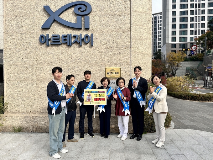 안양시 만안구보건소의 '제11호 금연아파트' 지정식. (사진=안양시 제공)