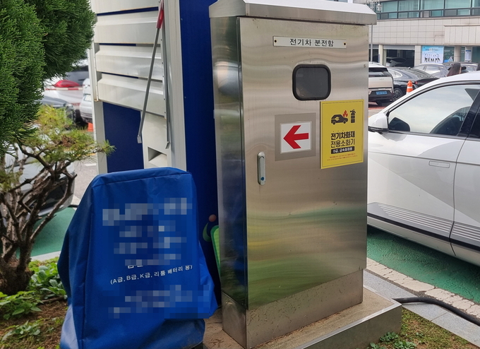 28일 오전 찾은 인천시교육청 전기차 충전소에 전기차화재 전용소화기 안내판이 붙어있다. ( 사진 = 김민지 기자 )