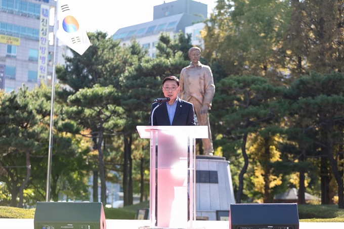김병전 부천시의회 의장이 안중근 의사 의거 제115주기 기념식에 참석해 축사를 하고 있다. (사진=부천시의회 제공)