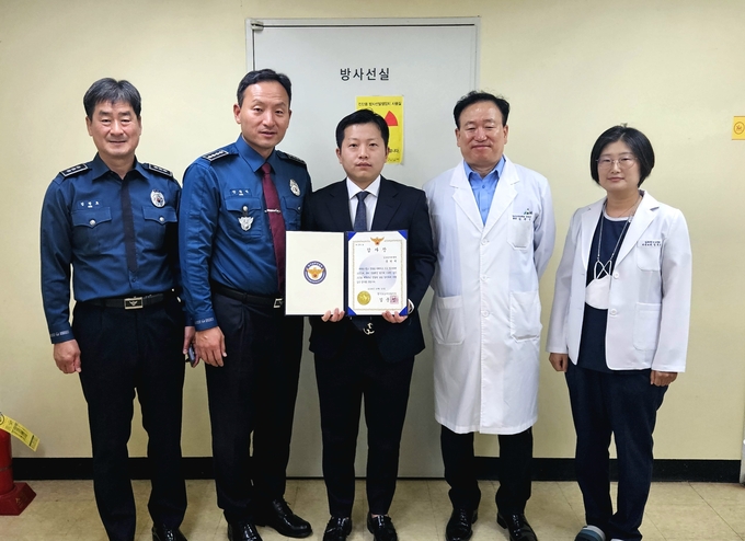 김포한누리병원이 경찰서 안창익 서장으로부터 감사패를 받고 기념사진을 찍고 있다. (사진=김포경찰서 제공)