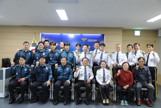 지난 25일 수원중부경찰서와 지역관서장, 각 동 자율방범대장 등이 협력 치안 강화 간담회 진행 후 함께 하고 있다. (사진=수원중부경찰서 제공)