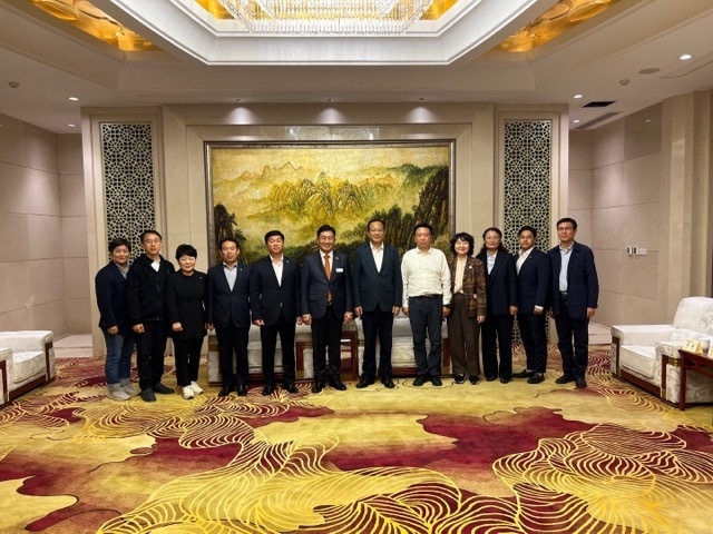 중국 조장시 관계자와 전진선 양평군수, 양평군 방문단 등이 만찬 전 단체사진을 찍고 있다. (사진=양평군 제공)