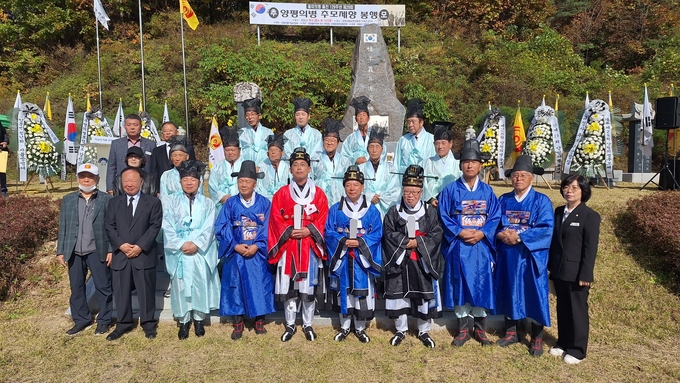 양평군은 지난 28일 양동면 석곡리 내 위치한 양평을미의병묘역에서 의병후손, 유가족, 기관·단체장 등이 참석한 가운데 을미의병출진 129주년을 맞아 제28회 양평의병추모제를 봉행했다. (사진=양평군 양동면 행정복지센터 제공)