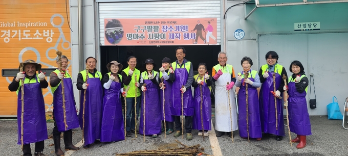 양평군 단월면 지역사회보장협의체가 협의체 위원 25명이 모여 '이웃돕기를 위한 들깨 수확'과 '명아주 지팡이 제작'봉사를 진행했다. (사진=양평군 단월면 행정복지센터 제공)