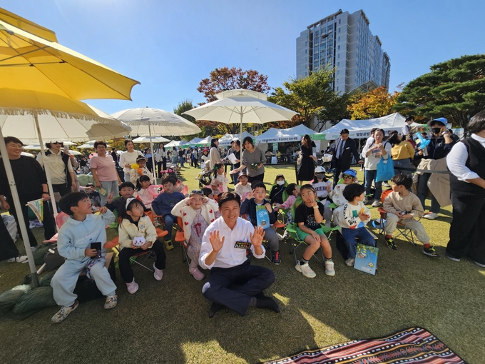 동화구연 이벤트 '책 읽어주는 시장님'에 참여한 아이들과 조용익 부천시장이 기념촬영하고 있다. (사진=부천시 제공)