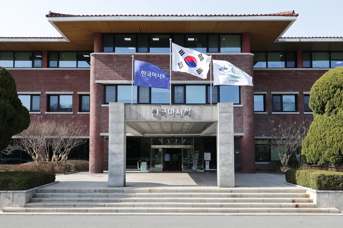 한국마사회 임직원들이 국내에서 첫 겨울을 맞는 외국인들을 위해 동절기 외투 132벌을 기부했다. (사진=한국마사회 제공)