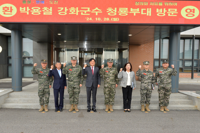박용철 강화군수가 28일 해병대 제2사단을 방문하고 기념사진을 찍고 있다. ( 사진 = 강화군 제공 )