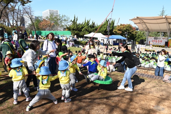 제3회 부천 유아숲 축제를 즐기는 아이들 모습. (사진=부천시 제공)