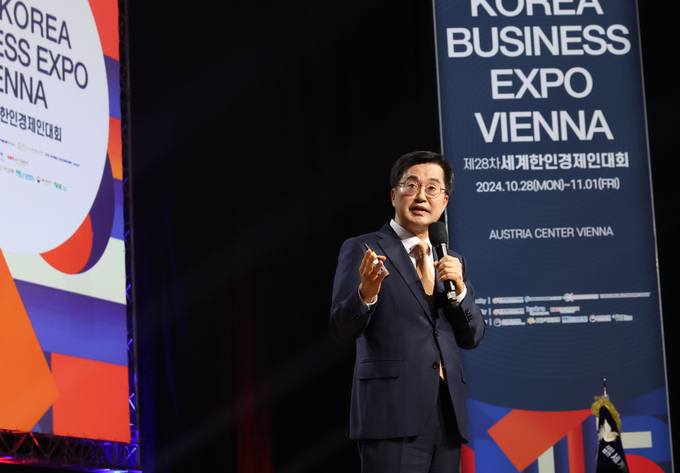 지난 28일(현지시각) 오스트리아 비엔나센터에서 진행된 세계한인경제인대회에서 김동연 경기도지사가 기조강연을 진행하고 있다. (사진=경기도 제공)