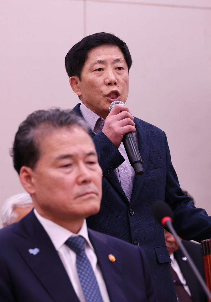 국회 외교통일위원회 지난 24일 국정감사에 대북전단 살포와 관련해 증인으로 출석한 박상학 자유북한운동연합 대표가 의원 질의에 답변하고 있다. 앞에는 김영호 통일부 장관 (사진=연합뉴스)
