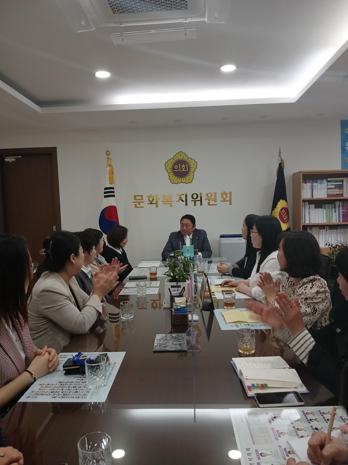 신충식(국힘·서구4) 인천시의원이 아이사랑꿈터 근무자들과 간담회 중이다. ( 사진 = 인천시의회 제공 )