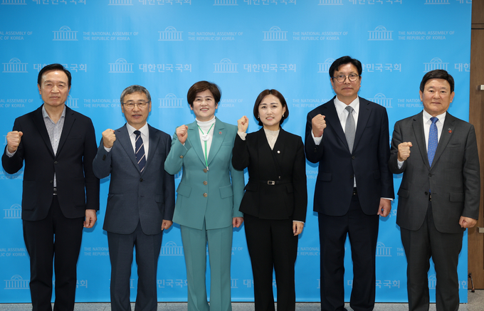 28일 국회에서 열린 전국시도교육감협의회 기자회견에서 도성훈 인천시교육감(오른쪽 두번째)을 비롯한 전국 시도교육감들이 기념촬영하고 있다. ( 사진 = 인천시교욱청 제공 )