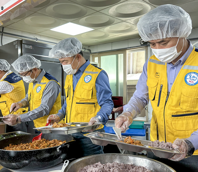 신용보증기금, 메인비즈 대구경북연합회 관계자들이 대구 희망의 집 실내급식소에서 급식 봉사활동을 하고 있다. (사진=신보 제공)