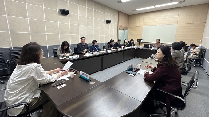 부천시의회 행정복지위원회는 부천시사회복지관협회와 간담회를 가졌다. (사진=부천시의회 제공)