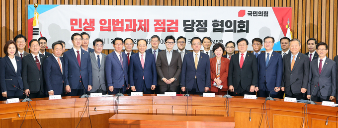 한동훈 국민의힘 대표와 추경호 원내대표, 최상목 경제부총리, 박성재 법무부 장관 등이 29일 오전 서울 여의도 국회에서 열린 민생 입법과제 점검 당정협의회에서 기념촬영을 하고 있다. (사진=연합뉴스)