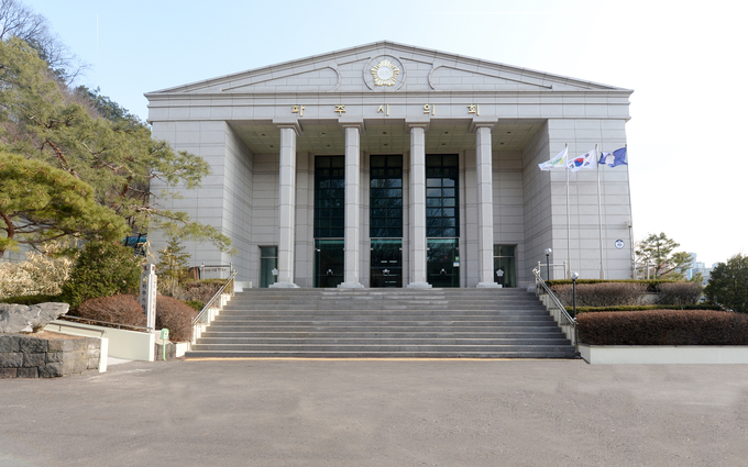 파주시의회 의원들이 행정사무조사가 진행되고 있는 와중에 중국으로 출장을 떠나면서 논란이 되고 있다.<br>
사진은 파주시의회 전경(사진=파주시의회 제공)