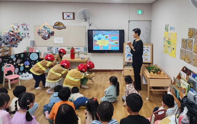 안양 만안구 안양2동 어린이집 원생들이 민간전문가가 참여한 민방위 훈련을 하고 있다. (사진=안양시 제공) 