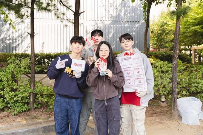 (왼쪽부터) 정성채, 손도윤, 김수연, 이희창 학생이 '두손지킴 장갑'을 들고있다. (사진=두손지킴이팀 제공)