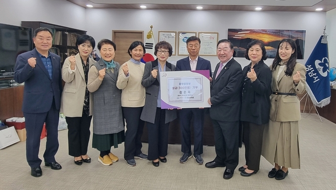 성남문화원이 제정한 ‘제27회 강정일당 상’ 수상자 강은옥 성남시여성단체협의회 회장이 시상금 300만 원 전액을 성남시에 기부했다. (사진=성남문화원 제공)