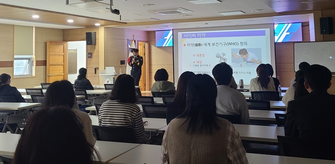 구리남양주교육지원청은 지난 29일 오전 교육지원청에서 관내 초, 중, 고, 특수학교 학부모 약 60여명을 대상으로 사례 중심 학부모 맞춤형 마약예방 연수를 실시했다. (사진=구리남양주교육지원청 제공)