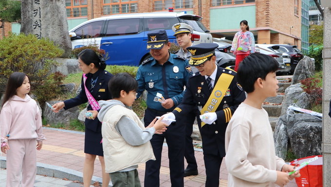  지난 29일 수원남부경찰서가 매현초등학교에서 스쿨존 교통사망사고 예방 어린이 교통안전 캠페인을 진행한 모습. (사진=수원남부경찰서 제공)