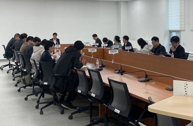 용인특례시는 지난 28일 시청 별관 1층 회의실에서 13곳 리모델링주택조합장들과 소통간담회를 열어 공동주택 리모델링 사업의 활성화 방안을 논의했다 (사진=용인시 제공)