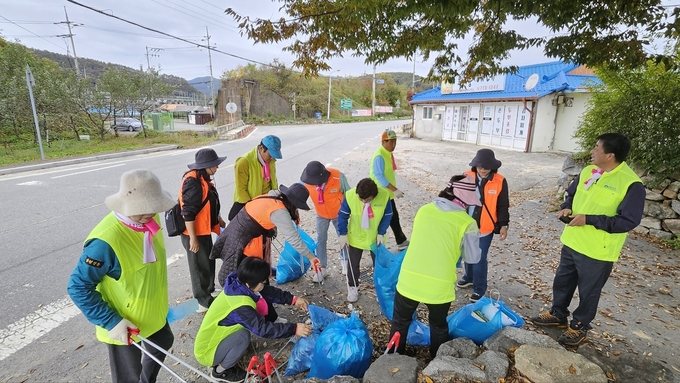 양평군종합자원봉사센터는 동부권역 4개 센터가 공동 주관하는 강강주울래 봉사활동의 일환으로 지난27일 물소리길 9코스를 따라 플로깅을 진행했다. (사진=양평군 제공)
