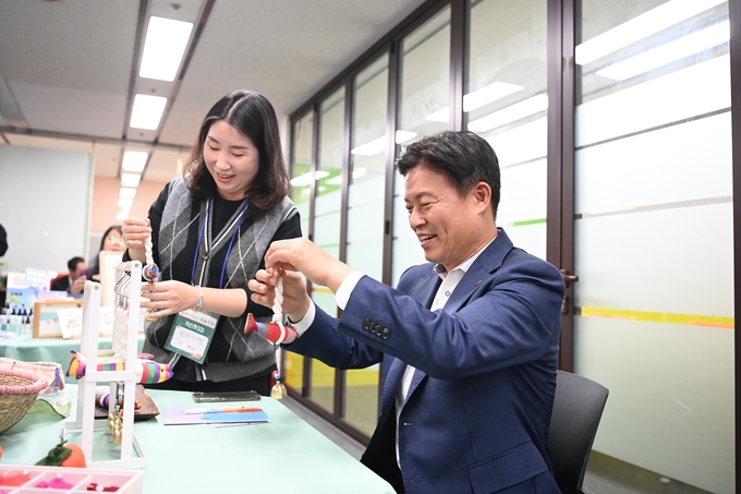 조용익 부천시장이 문화도시 시민위원들과 예술가 체험을 함께 하고 있다. (사진=부천시 제공)
