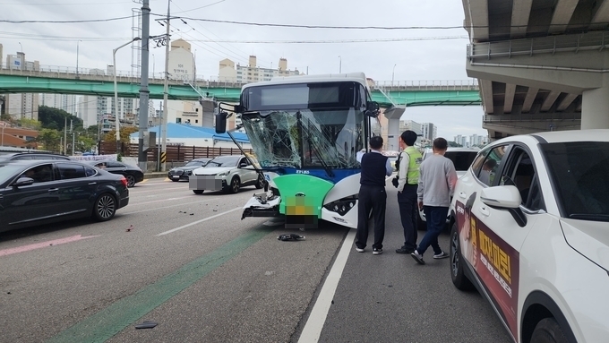  지난 14일 용인시 기흥구 영덕동 수원 신갈IC 인근에서 버스와 차량이 추돌했다. (사진=경기신문 DB)