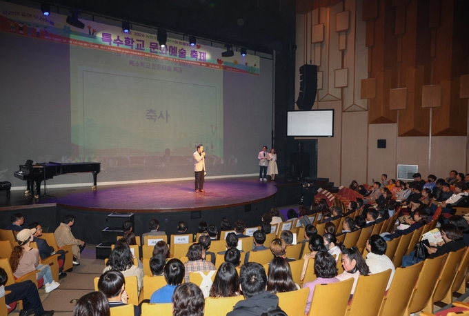 30일 진행된 특수학교 문화예술 축제에서 임태희 경기도교육감이 축사를 전하고 있다. (사진=경기도교육청 제공)