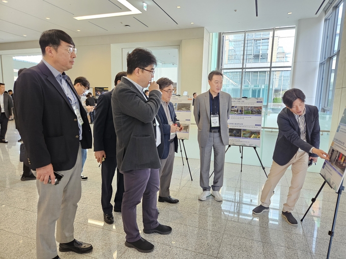 '제10회 삼성전자 DX부문 Global EHS 협력사 Day' 현장에서 이준화 삼성전자 Global EHS실 CSO 부사장이 Safety Contact 부스 앞에서 DX부문 협력회사 대표이사들과 함께 설명을 듣고 있다. (사진=삼성전자 제공)