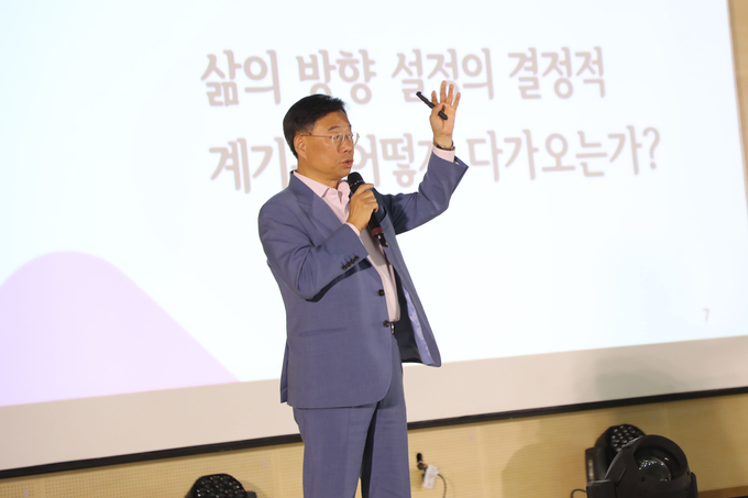 신상진 성남시장이 30일 성남고등학교에서 '꿈과 미래를 위한 열정과 도전'을 주제로 특별 강연을 진행했다. 이번 강연은 성남고의 자율형 공립고 전환을 기념해 마련된 자리로, 1·2학년생 370여 명이 참석했다. (사진=성남시 제공)