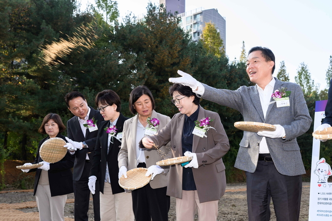 이재준 수원시장(오른쪽 첫번째)이 정자동 청보리밭 둘레길에 청보리씨를 뿌리고 있다. (사진=수원시 제공)