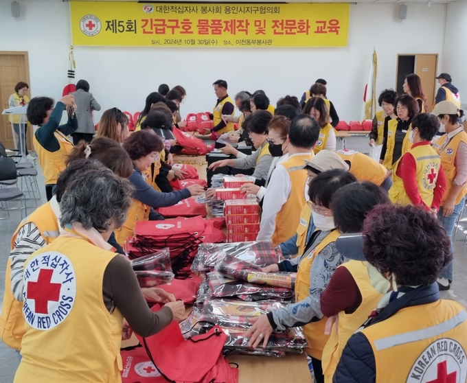 대한적십자사봉사회 용인지구협의회 회원들이 재난안전키트를 제작하고 있다. (사진=대한적십자사 경기도지사 제공)