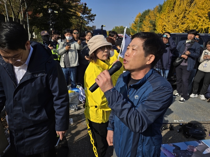 박상학 자유북한운동연합 대표가 대북전단 살포를 반대하며 구호를 외치는 진보단체를 향해 항의하고 있다. (사진=김은섭 기자)