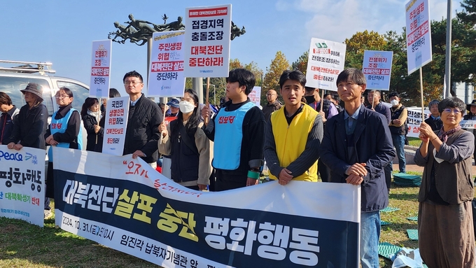 지난달 31일 파주시 문산읍 국립 6·25전쟁납북자기념관에서 파주 접경지 주민 등이 대북전단 살포를 막기 위한 집회를 연 모습. (사진=박진석 기자)