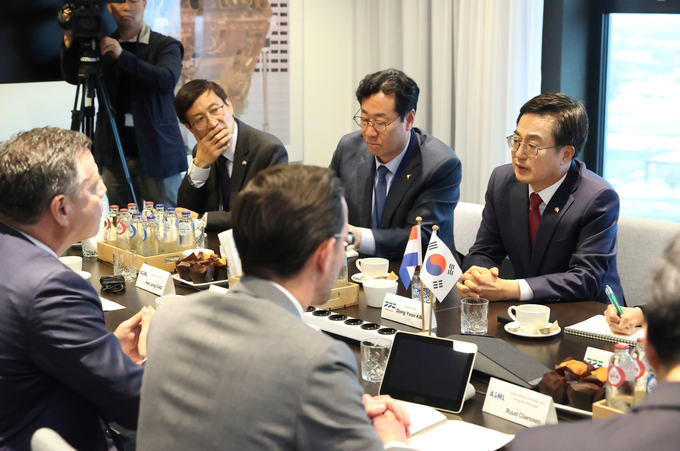 지난 30일(현지시각) 네덜란드 ASML 본사에서 김동연 경기도지사를 비롯한 경기도 대표단이 웨인 앨런 ASML 총괄부사장 등 임원진과 만나 투자협력 논의를 하고 있다. (사진=경기도 제공)