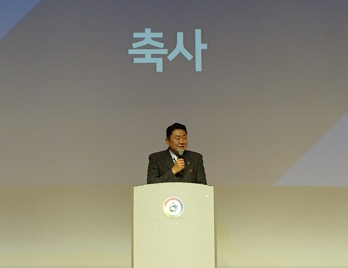 신충식(국힘·서구4) 인천시의원이 창작공모전 시상식과 심포지엄에서 축사를 하고 있다. ( 사진 = 인천시 제공 )