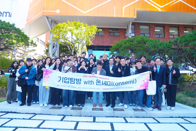 서울신학대학교 학생들이 온세미코리아의 반도체기념탑 앞에서 기념 촬영하고 있다. (사진=부천시 제공)