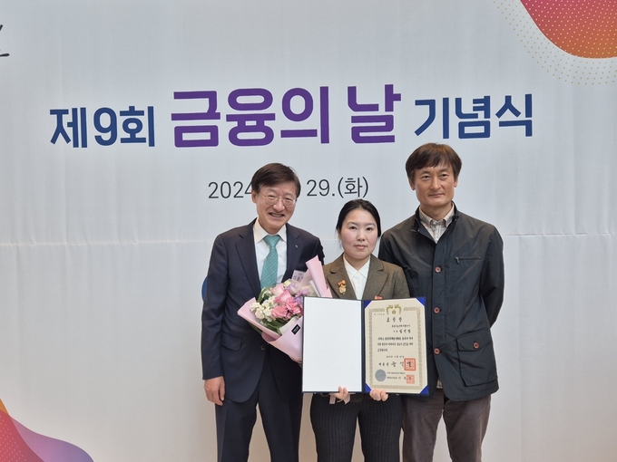 경기부천나눔지역자활센터 청년자립도전단 참여자 임선영 씨 수상 기념사진. (사진=부천시 제공)