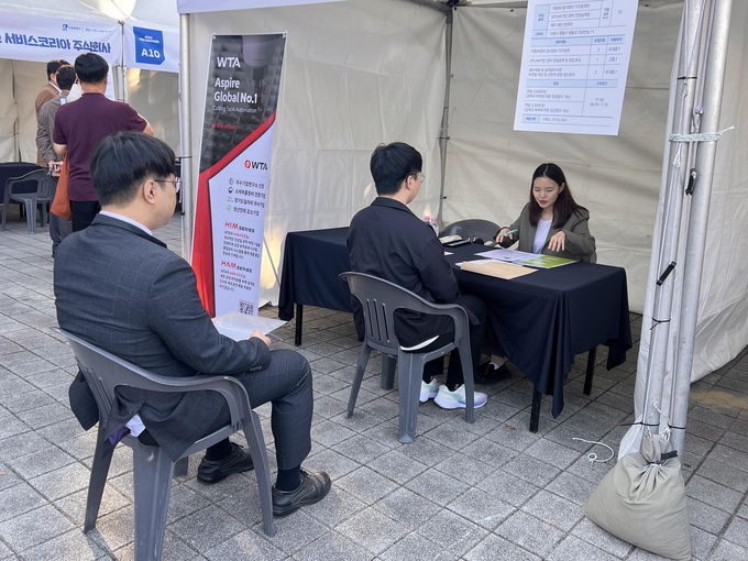 31일 수원시 일자리박람회 채용관에 위치한 기업 부스에서 참여자들이 면접을 진행하고 있다. (사진=장진 기자)