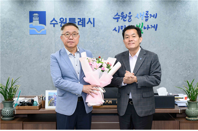 31일 수원시청 시장 집무실에서 이재준 수원시장이 김흥식 수원시정연구원 이사장(왼쪽) 선임을 축하하고 있다. (사진=수원시정연구원 제공)
