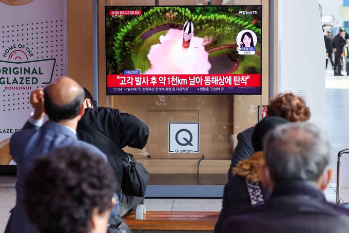 북한이 동해상으로 신형 대륙간탄도미사일(ICBM)을 발사한 31일 오전 서울역 대합실에서 시민들이 관련 방송뉴스를 지켜보고 있다. 합동참모본부에 따르면 북한이 31일 오전 평양 일대에서 고각으로 발사한 ICBM은 1천㎞를 비행한 뒤 동해상에 탄착했다. (사진=연합뉴스)